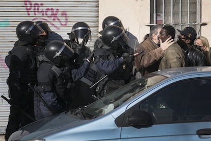 En el número 164 de la calle Progrés se han concentrado, además de los ocupantes, entidades sociales, representantes políticos y un gran despliegue de medios de comunicación.