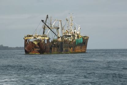 'Verica' es el nombre de este arrastrero, que se dedica a la pesca ilegal en zonas no autorizadas del mar de Sierra Leona. Las pérdidas para el país a causa de esta práctica ronda los 29 millones de dólares anuales.
