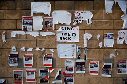 Carteles en recuerdo de los rehenes israelíes secuestrados por Hamás en un muro de Tel Aviv, el viernes.