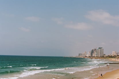 Banana Beach es una de las playas más populares entre los jóvenes del sur de la ciudad con una excelente panorámica del Tel Aviv moderno repleto de rascacielos.