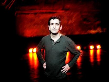 Juan Mayorga en el escenario de la Sala Cuarta Pared, el teatro madrileño donde estrenó su primera obra.