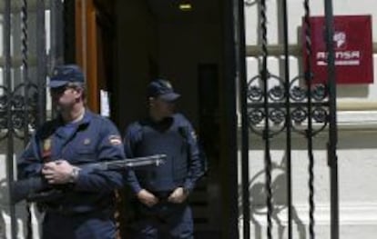 La polic&iacute;a clausura la sede de Afinsa en mayo de 2006. 