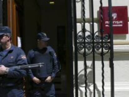 La polic&iacute;a clausura la sede de Afinsa en mayo de 2006. 