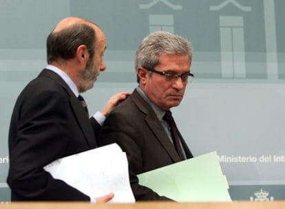 El ministro del Interior, Alfredo Pérez Rubalcaba, y el consejero catalán de Interior, Joan Saura, ayer en Madrid.