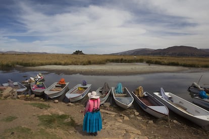 Una parte casi seca en las orillas del lago Titicaca. En los últimos años, el nivel de sus aguas ha bajado notoriamente y una de las causas que se reportan es el cambio climático.