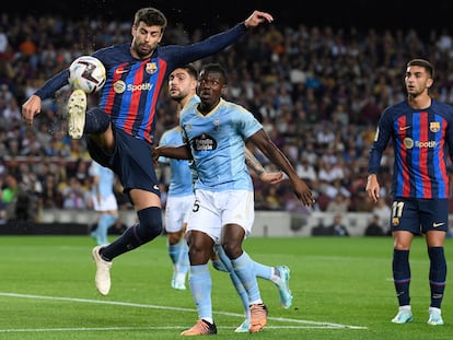 Piqué despeja el balón ante Aidoo.