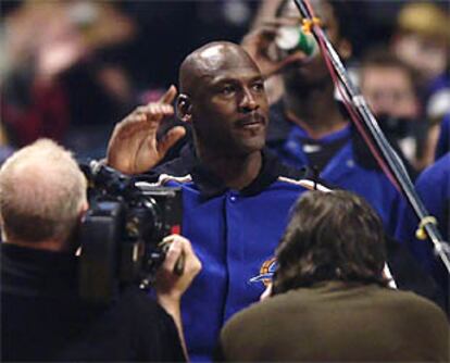 Michael Jordan saluda a los aficionados que llenaban el United Center de Chicago.