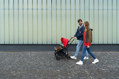 Compacto, ligero y práctico, el Bugaboo Bee 6 ha sido diseñado para reconquistar la ciudad. Esta temporada, con nuevos colores: rosa, rojo y azul claro.