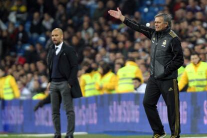 Mourinho gesticula ante Guardiola.