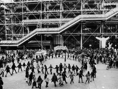 Plaza del museo Georges Pompidou de París.