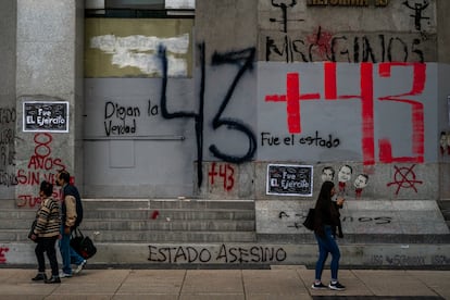 Un edificio pitando con consignas respecto al caso sobre Paseo de la Reforma.