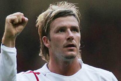 Beckham celebra la victoria sobre Gales.