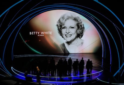 Una imagen de la actriz Betty White se muestra durante el tributo de los Oscar a los actores fallecidos durante la gala.