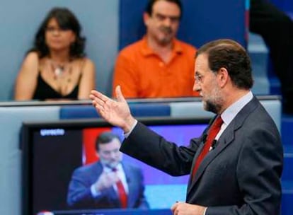 El líder del PP, durante su intervención en el programa. En la mano izquierda sujeta un bolígrafo negro.