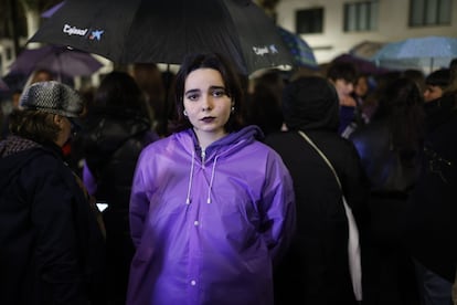 Laura Alonso, sevillana de 20 años, el viernes en la manifestación de Sevilla.