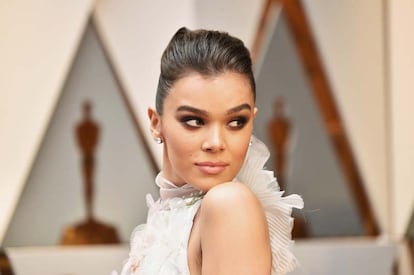 Plano detalle de la actriz Hailee Steinfeld.