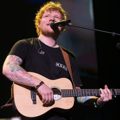 Todos contra Ed Sheeran

El británico Ed Sheeran es uno de los artistas más vendedores de la última década. Y no sabemos si precisamente por ello se analiza con lupa todo lo que compone. El pasado verano el músico Sam Chokri le acusó de plagio afirmando que el exitoso Shape of You se asemejaba a una pieza titulada Oh Why que lanzó en 2015. Pero si eso no fuera ya de por sí motivo de preocupación para el pelirrojo, asimismo, inauguró el 2020 con la noticia de que la familia de Marvin Gaye (sí, otra vez ellos) y los herederos del productor Ed Townsend quiere sentarle en el banquillo por haberse supuestamente apropiado de Let’s Get It On en el baladón Thinking Out Loud. Sheeran, Sony/ATV Music Publishing y Atlantic Records podrían terminar con 100 millones de dólares menos en el bolsillo si así lo decide un jurado popular en los próximos meses.