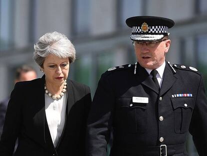 Theresa May junto al responsable policial del Gran Mánchester, Ian Hopkins, este martes.
