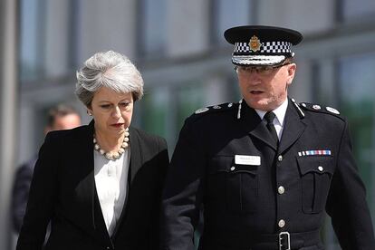 Theresa May junto al responsable policial del Gran Mánchester, Ian Hopkins, este martes.