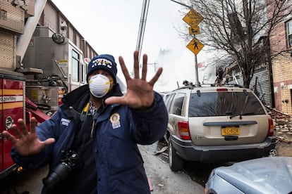 Un miembro de la policía de Nueva York actúa en la zona del suceso. A la espera de que concluyan las labores de rescate, se cuentan dos muertos y cerca de una veintena de heridos. Se ha movilizado un amplio dispositivo de emergencia. 