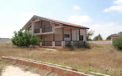 Situada muy cerca del Parque Natural de la Sierra Calderona y a media hora en coche de la costa valenciana, esta finca rústica alberga una gran vivienda unifamiliar de dos alturas sin inscribir en el Registro de la Propiedad. Ubicada en el municipio de Náquera, Segipsa pide por ella 56.400 euros.