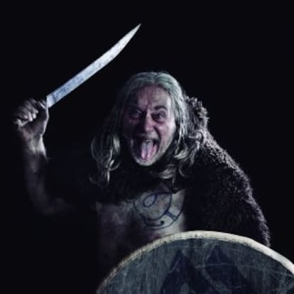 El maestro de esgrima Imre Dobos como vikingo.