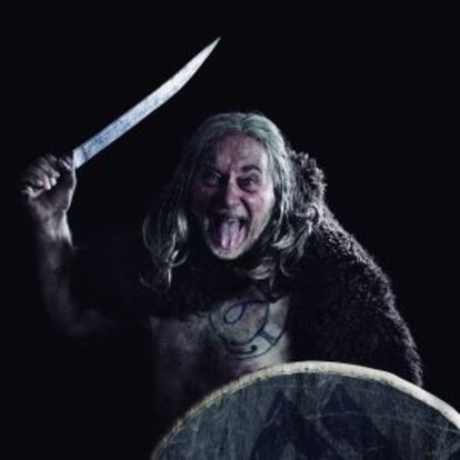 El maestro de esgrima Imre Dobos como vikingo.