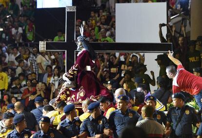 Filipinas ha desplegado a 7.500 policías y militares con motivo de la procesión del Nazareno Negro por las calles de Manila. En la imagen, la estatua del Nazareno Negro durante el inicio de la procesión.