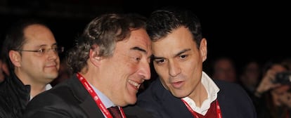 El presidente de la patronal CEOE, Juan Rosell, conversa con el nuevo presidente del Gobierno, Pedro S&aacute;nchez.