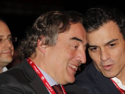 El presidente de la patronal CEOE, Juan Rosell, conversa con el nuevo presidente del Gobierno, Pedro S&aacute;nchez.