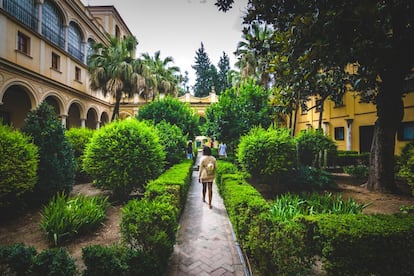 El estanque de Mercurio, el Jardín de la Danza, el Jardín de las Damas o la Galería de Grutesco son algunas de las paradas obligatorias cuando se visitan los <a href="https://www.alcazarsevilla.org/" target="_blank">jardines del Real Alcázar de Sevilla</a>, espacio clave dentro del conjunto palaciego amurallado (patrimonio mundial), con origen en el siglo X y elementos que se han ido superponiendo a lo largo de más de diez siglos de historia: arte islámico, mudéjar, gótico, renacentista, manierista o barroco. Los jardines más antiguos de la ciudad han llegado a nuestros días muy cambiados respecto a su trazado original, aunque su esencia morisca se mantiene en los azulejos, los canales, las fuentes o los surtidores. En verano albergan conciertos nocturnos de música.