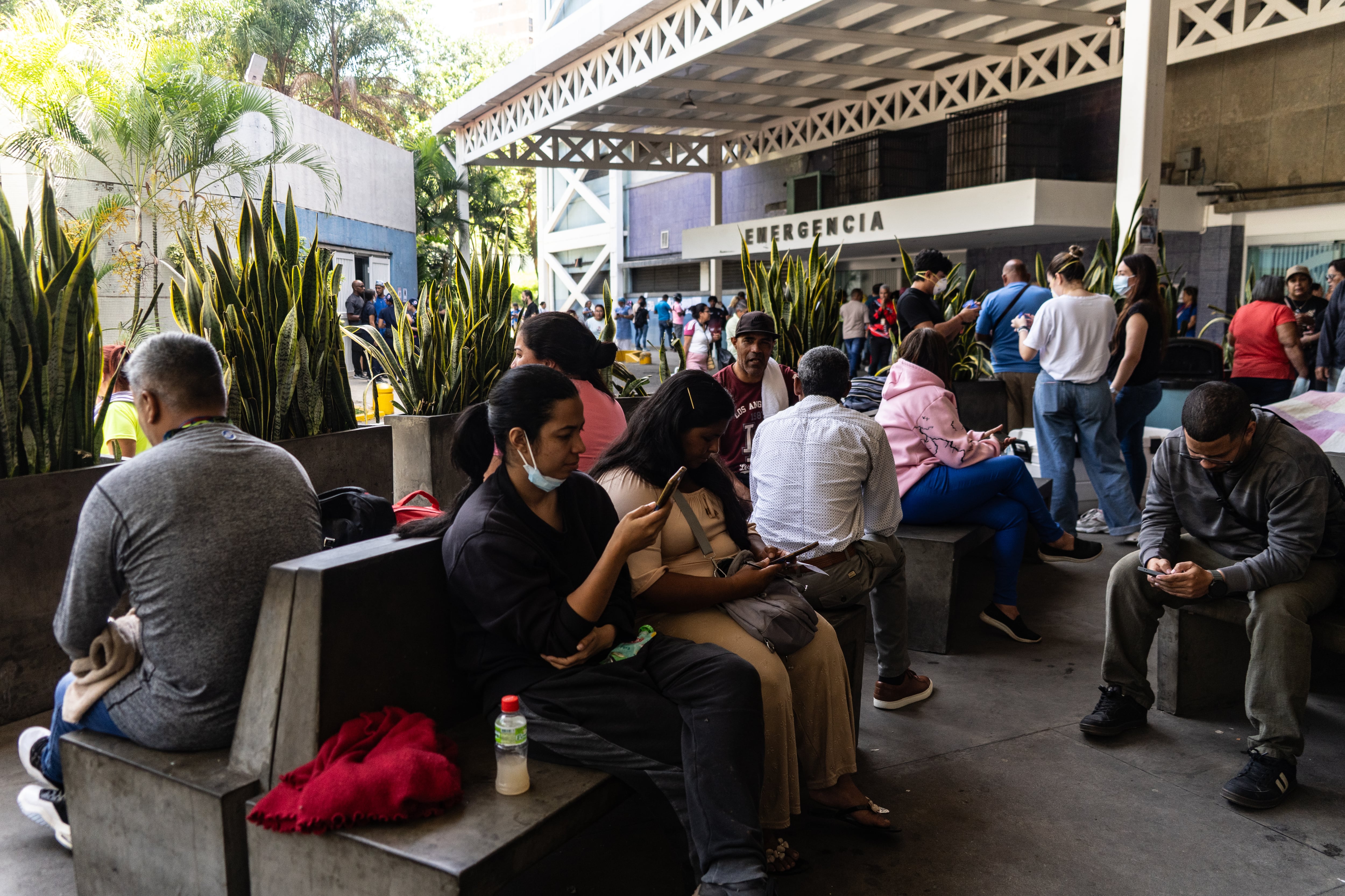 Sala de espera en el exterior del área de urgencias del Hospital Pérez Carreño, en Caracas, este sábado. 