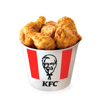 Cubo de pollo rebozado de KFC Kentucky Fried Chicken. 