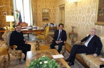 El consejero delegado del Grupo Fiat, Sergio Marchionne (i), y el presidente de Fiat, John Elkann (c), son recibidos por el primer ministro italiano, Mario Monti (d), en el Palacio Chigi de Roma. EFE/Archivo