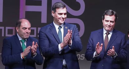 El presidente del Gobierno, Pedro Sánchez (c) junto al presidente de la Federación Nacional de Organizaciones de Autónomos (ATA), Lorenzo Amor (i)y el presidente de la CEOE, Antonio Garamendi (d) durante la clausura del Congreso de la Asociación de Trabajadores Autónomos este lunes en Madrid.