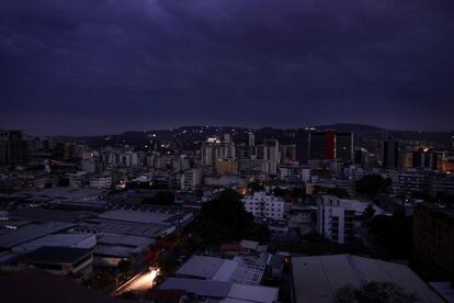 Una panorámica del municipio de Chacao, en la ciudad de Caracas. El Gobierno de Nicolás Maduro, como en anteriores apagones, ha denunciado un "sabotaje" en la principal planta eléctrica de Venezuela.