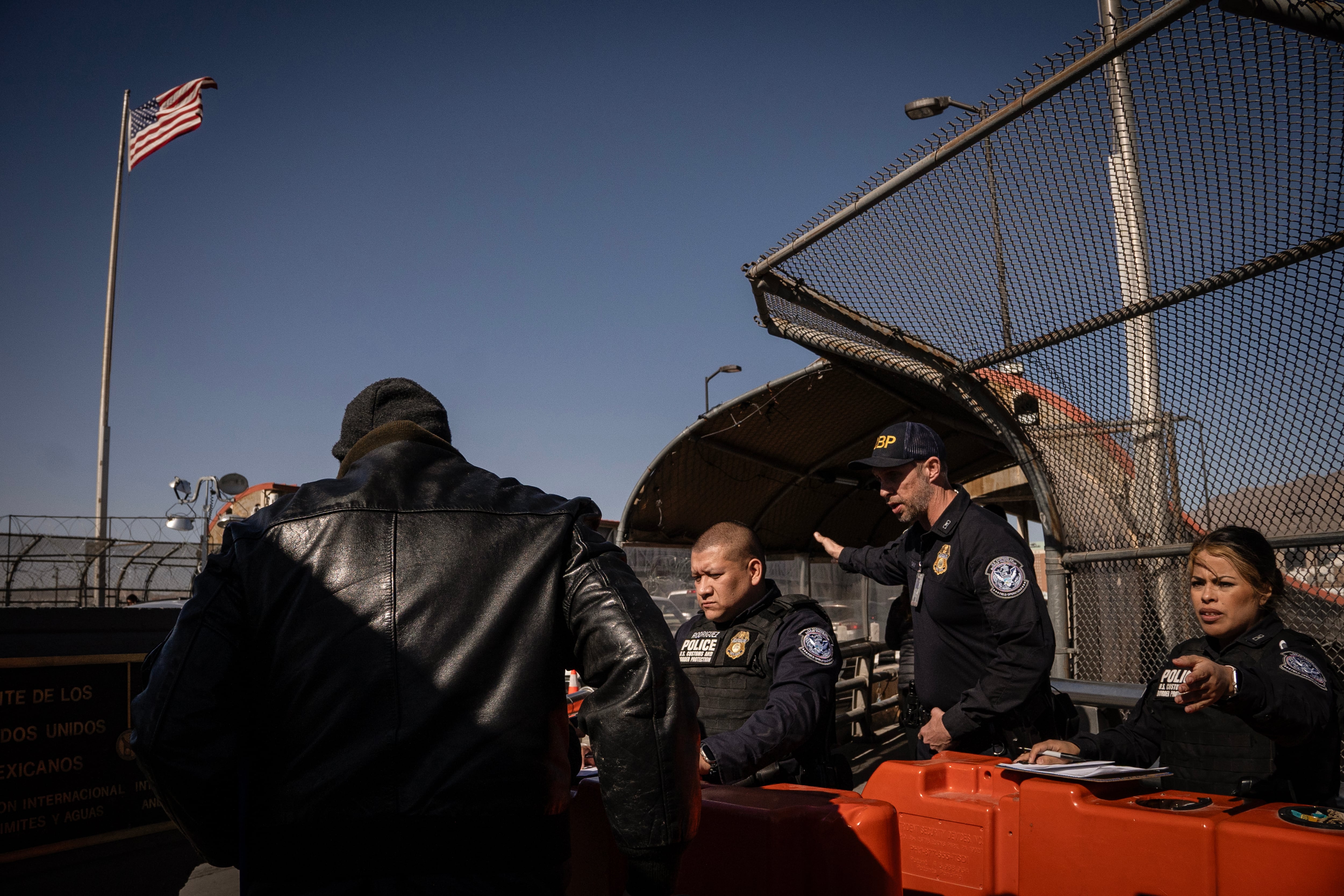 Personas cruzan en el Puente Fronterizo Paso del Norte para iniciar la solicitud de asilo desde Ciudad Juárez. 