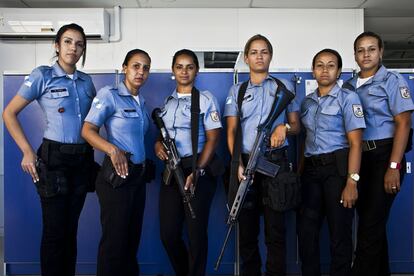 Parte de las policías militares que conforman la Unidad Policial Pacificadora de Nova Brasilia en el Complexo de Alemao. El equipo está formado por mujeres jóvenes y muy preparadas. La inclusión de un algo número de mujeres en las UPP es una de las nuevas estrategias en materia de seguridad por parte del gobierno.