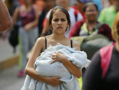 Una mujer con su bebé, en la frontera entre Venezuela y Colombia. 