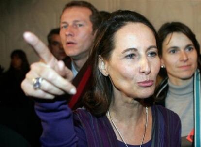 La ex candidata socialista a la presidencia de Francia, Ségolene Royal, estudia llevar a la revista <i>Paris Match</i> a los tribunales. Y es que en la portada de su última edición, Royal aparece paseando con un hombre en Marbella, a quienes identifican como André Hadjez, su "nuevo amigo". Su abogado propone llevar ante la justicia a la publicación, que entiende intenta "degradar la imagen de dirigente política de Royal" presentándola en la esfera de la información del corazón de manera "hipócrita e insidiosa". Royal, de 56 años y licenciada en Derecho, está separada y tiene cuatro hijos de François Hollande, ex líder del Partido Socialista y a quien Hollande, a quien conoció a finales de los años setenta.