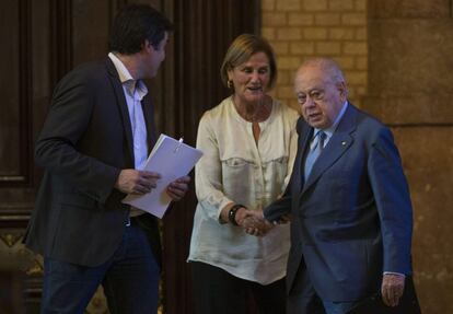 El expresidente de la Generalitat, Jordi Pujol, junto al presidente de la comisión, Sergi Sabrià (i), y la presidenta del Parlament, Nuria de Gispert (c), a su llegada a la reunión de la comisión de Asuntos Institucionales del Parlament de Cataluña.