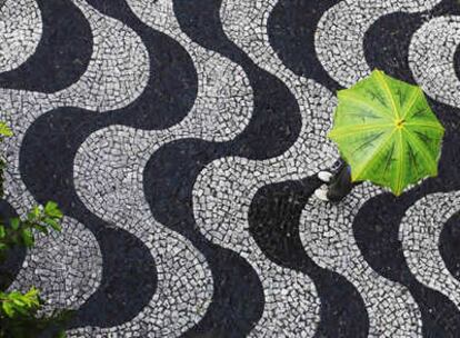 El arquitecto y paisajista Roberto Burle Marx (1909-1994) creó para los cuatro kilómetros del paseo de la playa de Copacabana un pavimento geométrico en forma de olas. El mosaico fue completado en 1970