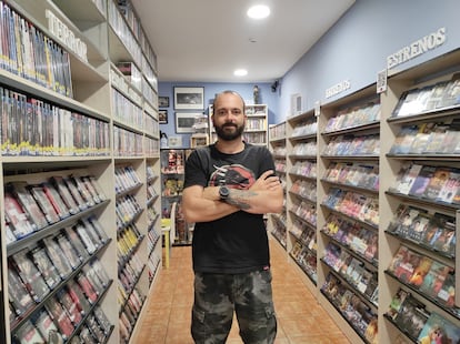 Julián Bárcena, in his store Videoclub Puente.