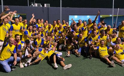 La plantilla del Cádiz celebra el ascenso tras conocer la derrota del Zaragoza