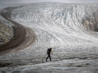 El glaciólogo durante la medición de un glaciar en los Alpes Suizos, septiembre de 2022