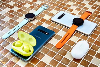 El ecosistema Samsung Galaxy conecta los dispositivos inteligentes de la marca: el 'smartphone' Samsung Galaxy S10, los auriculares Samsung Galaxy Buds y el reloj Galaxy Watch Active. Los reconocerás por su increible diseño pop.