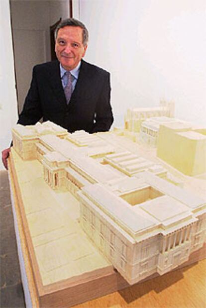 Rafael Moneo, ante la maqueta del Prado y su ampliación.