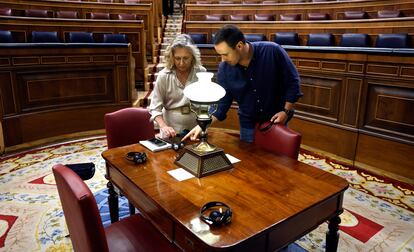 Personal del Congreso con los auriculares de traducción en el hemiciclo, el martes.