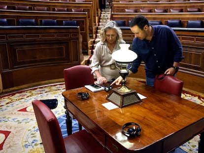 Personal del Congreso con los auriculares de traducción en el hemiciclo, el martes.