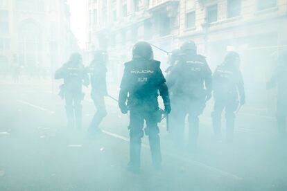 Agentes antidisturbios protegen la comisaría de la Policía Nacional de la Via Laietana de Barcelona.